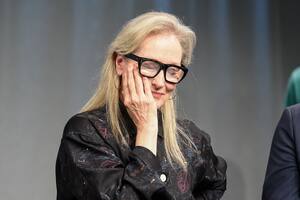 Meryl Streep, emocionada hasta lágrimas y acompañada por su hermano se prepara para recibir el premio Princesa de Asturias