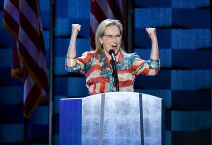 Meryl Streep con el vestido embanderado, en un acto de Hillary Clinton 