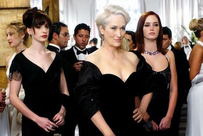 Meryl Streep, delante de Anne Hathaway y Emily Blunt, luciendo su memorable estampa de villana en El diablo viste a la moda