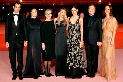 Meryl Streep junto a sus hijos Grace, Mamie y Henry Gummer, su yerno Marc Ronson y el resto de su familia en la gala de anoche