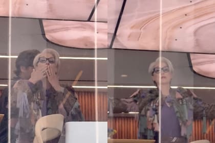 Meryl Streep saludó desde un edificio a los fanáticos que se acercaron al set de El diablo viste a la moda (Foto: Captura de video / X @kellmanstreep)
