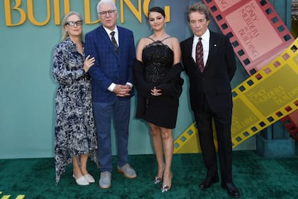 Meryl Streep, Steve Martin, Selena Gomez y Martin Short dejaron las risas de lado y posaron con gestos serios para los flashes durante la avant premiere de la cuarta temporada de Only Murders in the Building que se llevó a cabo en los Estudios Paramount Studios de Los Angeles el jueves por la noche