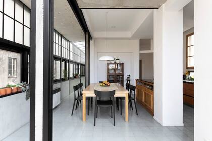 Mesa (AM La Carpintería). Sillas ‘Rio’ (Rossi). Lámpara colgante ‘Vita’ (Glitter).