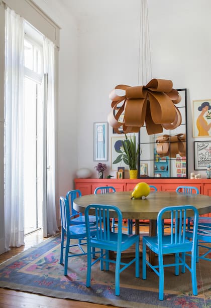 Mesa (Amparo Be). Pera de cerámica (Lola Goldstein). Lámpara (Traum) hecha con chapas de madera curvadas. La elección de una lámpara con forma de moño alude a la idea de celebración.