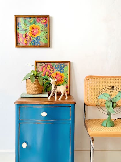 'Mesa Angostura' (Don Terrenal) pintada en azul petróleo con desgaste suave y tiradores de bronce y nácar.