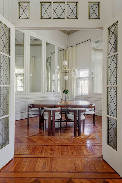 Mesa art déco y sillas ‘Pigreco’ de Tobia Scarpa para Tacchini, cuya restauración le encomendó a Martín Larraburu (OMD Sustentable LAB). La luminaria con barral de bronce (Dimm) aporta la cuota de diseño contemporáneo.