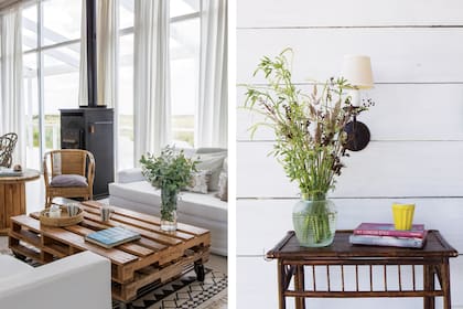 Mesa baja hecha con pallets. Bandeja de fibras naturales (Claudia Adorno). Sillones (The Stock) y (Della Casa) con fundas de bull blanco. Sillones individuales de rattan comprados en un remate. Carretel de cables comprado en una casa de electricidad.