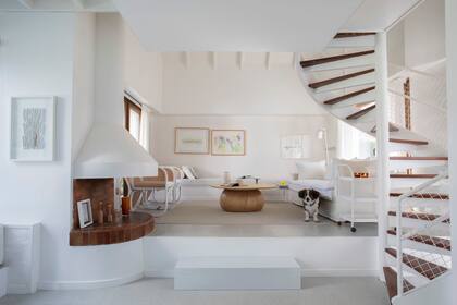 Mesa baja (Mariano Ruffo para Casa Social). Sofá de 2,10x1m en lino off-white con fundas lavables de tussor (Mi Casa Sillones).