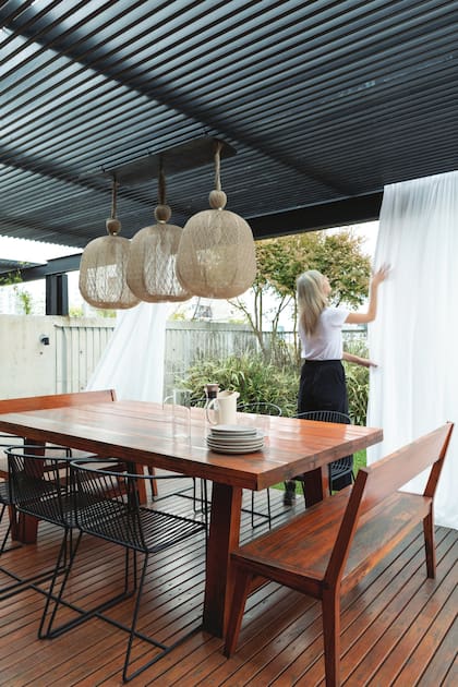 Mesa, bancos y sillas ‘Mamut’ (Bull). Lámparas colgantes ‘Rey’ (La Feliz).