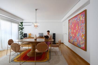 Mesa (BoConcept) con obra del orfebre Emiliano Céliz. Sillas 'Almendra' (Bull). Lámpara de techo 'VP Globe' del diseñador danés Verner Panton. Planta (Pola Atelier).