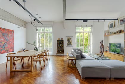 Mesa (Broca Muebles) y sillas de lenga (Wood Market). El banco ‘Polo’ (Federico Churba) permite acomodar más comensales y, el resto del tiempo, resuelve armoniosamente la espalda del sofá (Manfroni Casa).