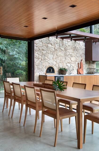 Mesa 'Caetano' con estructura de madera sólida (Aristeu Pires).