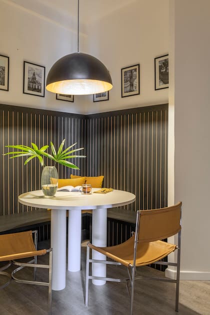 Mesa (Casa María Paula), florero (Philippa Deco Boutique). Lámpara colgante (Iluminarte). Cuadros (Monstera).