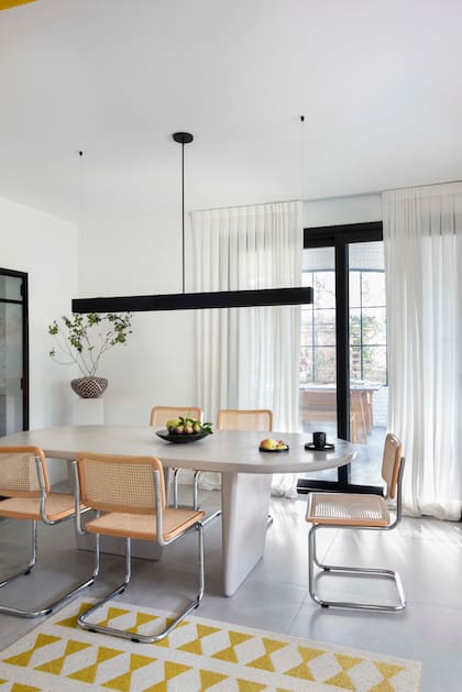 Mesa ‘Ceta’ (Melazza Mobili) hecha de microcemento; sillas ‘Cesca’ vintage.