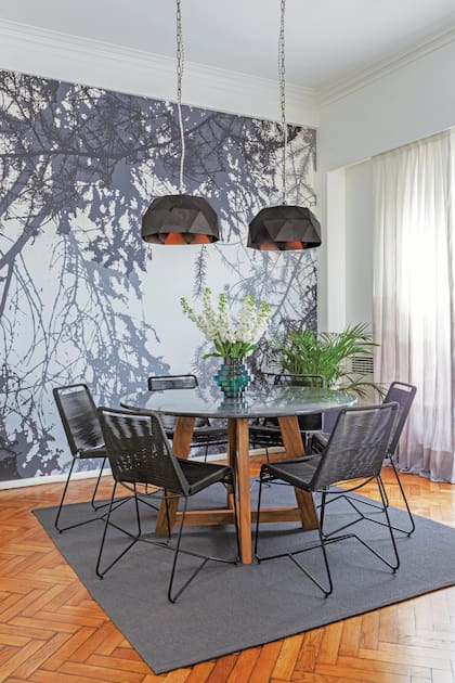 Mesa con base de madera y tapa de mármol negro (Aranda Mármoles). Sillas ‘Dahlia’ (Increa). Lámparas de techo (Paul French Gallery). Alfombra (RUGit).
