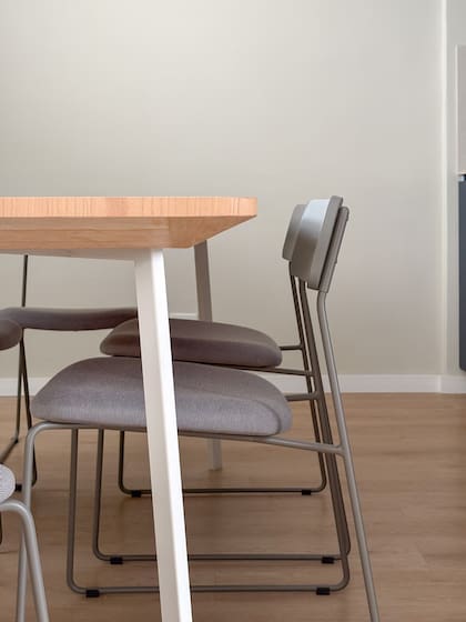 Mesa con base diseñada por Fontana y Parra, hecha a medida por Hande Estudio, con tapa de lenga lustrada (Oromanta). Sillas ‘Ply’ (Números Primos).