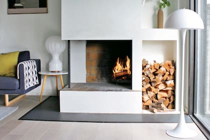 Mesa con tapa de mármol (Ellos) con lámpara ‘Gatto’ (Flos). Lámpara de pie ‘Phantom’ (Louis Poulsen).