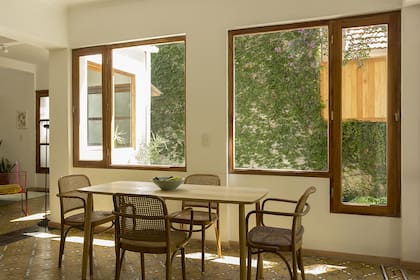 Mesa de Becca Estudio y sillas Thonet recicladas.