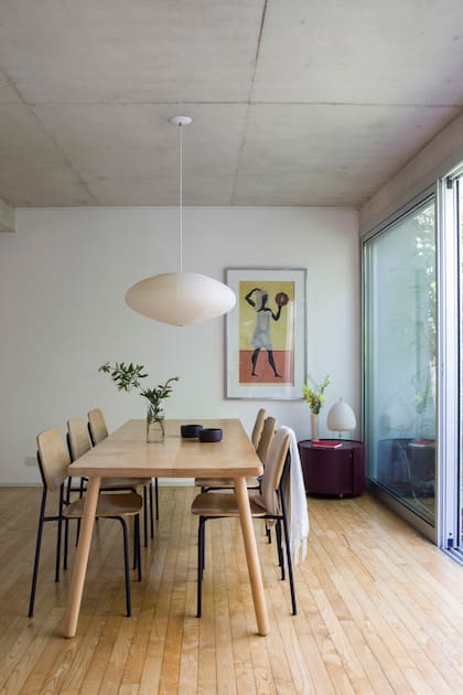 Mesa de comedor (Broca). Sillas (Estudio Te). Xilografía (Antonio Berni).