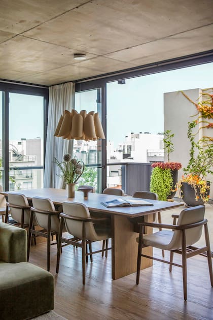 Mesa de comedor (Diseño Humano) con sillas (Nosten). Luz colgante (Huup).