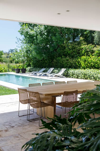 Mesa de comedor en madera de zoita. Sillas (Mausy Design).