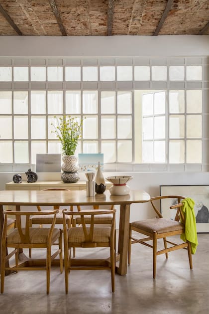 Mesa de comedor en paraíso y sillas ‘Wishbone’ (todo de Harturo). Objetos cerámicos (Imperfecto Iotti).