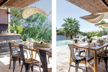 Mesa de comedor en petiribí (La Charrúa) con camino (Mapi Things) y sillas Tolix. Isla de hierro y madera (Estudio Cuervo) junto a la parrilla; lámparas colgantes de palma (Sol Palou),