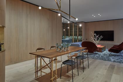 Mesa de comedor en roble y bronce (Chamber Gallery). Sillas 'CH88' por Carl Hansen (Viaduct Furniture Londres). Sillones individuales 'Womb' por Eero Saarinen (Knoll).