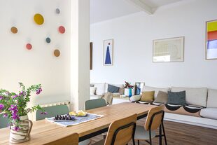 Mesa de comedor hecha por Martín. Juego de sillas ‘Te’, de multilaminado (Estudio Te). Piso de PVC símil madera (Pisos Alemanes). Sillones de estructura de cemento, con colchones y almohadones de lino (El Mercado del Almohadón). Cuadros geométricos de Andrés Sobrino y Hernán Paganini.