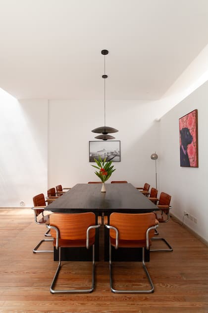 Mesa de comedor, sillas 'Cantilever', de Mart Stam (Abril Mestre Antigüedades) restauradas. Dúo de lámparas colgantes (G2 Iluminacion) Fotografía y lámina certificadas (Pared)