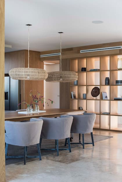 Mesa de comedor y luminarias (Compañía Nativa). Sillas (Landmark).