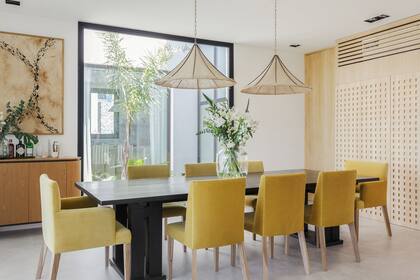 Mesa de comedor y sillas con apoyabrazos (Melazza). Lámparas de techo (Aurora House).