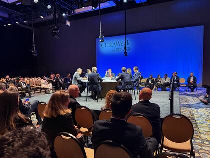 Mesa de debate donde disertó Ricardo Markous, CEO de Tecpetrol, y donde estaba Paolo Rocca, presidente del Grupo Techint, en primera fila