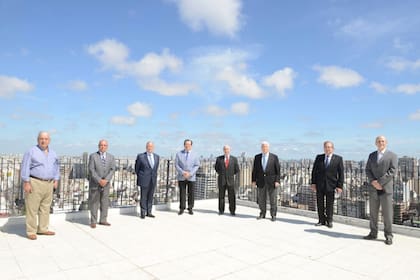 La "Mesa de "Enlace" de las fuerzas, en su primer aparición pública