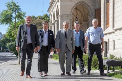 Dirigentes de la Mesa de Enlace el jueves pasado al llegar a la reunión con Basterra