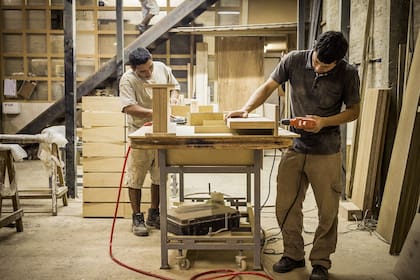 Mesa de ensamble. Se trata de un trabajo artesanal que requiere presencia humana.