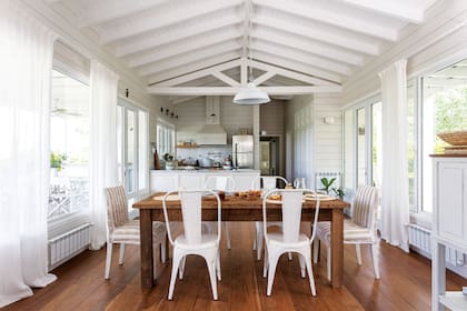 Mesa de lapacho (Antigüedades González). El piso tiene el mismo tipo de madera y vino de las viejas tribunas de la cancha de Ferrocarril Oeste.