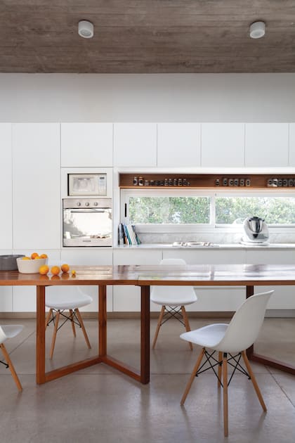 Mesa de lapacho tratado con laca de tres componentes (Etchegaray-Ramos Mejía).