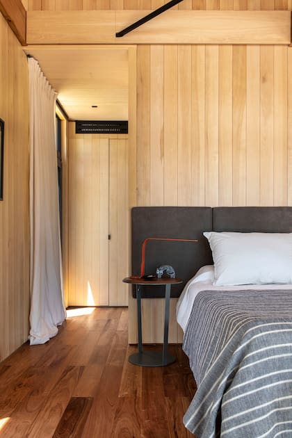 Mesa de luz ‘Borneo’ en metal y madera (Solsken).