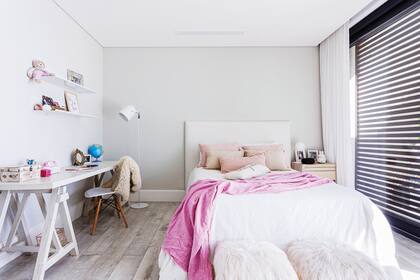 Mesa de luz ‘Simón’, escritorio de kiri blanqueado, estantes de chapa, lámpara de pie (todo de Negro House Pleasures) y bancos de pelo largo (Bélgika Home).