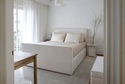 Mesa de luz y velador (Ikea). Lámpara colgante (Iluminación Agüero). Reproducción de un estudio de Rafael (Edición Particular).