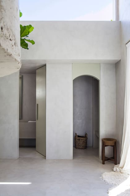 Mesa de madera recuperada (Estudio Trae). Todas las cortinas de la casa son de gasa pañalera off-white de puro algodón. Un detalle: la puerta del toilette y el dintel del mudroom están laqueados en el mismo verde que el mueble de la cocina.