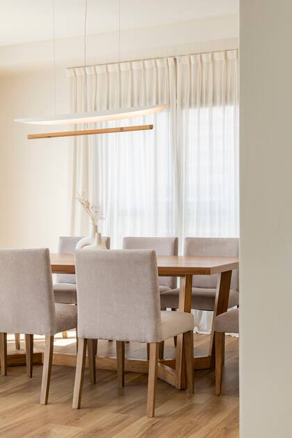 Mesa de Petiribi, diseñada por el estudio para un proyecto anterior. Lámpara (Fiumine).