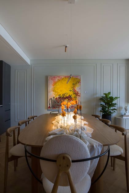 Mesa de petiribí macizo y sillas (El Camino Studio). Centrode flores (Susana Giner). Obra de Agustina Ponce, “Forma y color” (Diderot.art).