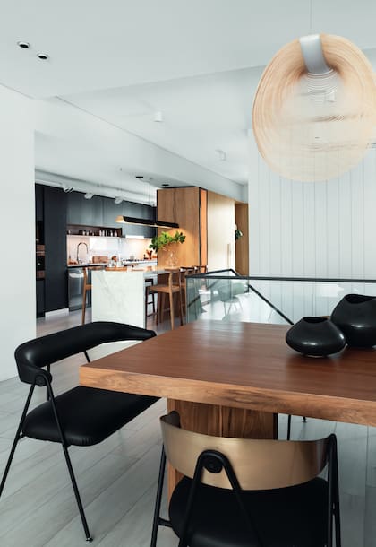 Mesa de petiribí (Olivia D.) con sillas (La Feliz). Vasijas (Philippa Deco Boutique).