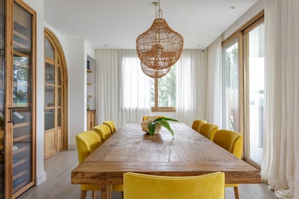Mesa de roble (Familia Echaide). Sillas tapizadas en terciopelo amarillo.