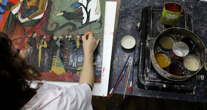 Mesa de trabajo: La cera virgen es la madre del preparado. Se funde a fuego lento, se testea la elasticidad y se agregan los pigmentos.