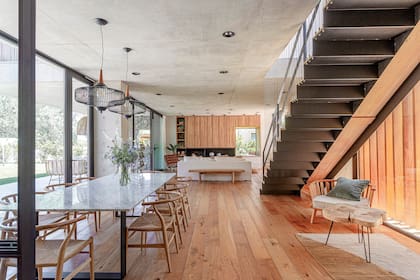 Mesa del comedor de mármol de Carrara (Heit Marmolería). Sillas ‘Wishbone’ (Sin Almidón). De la losa cuelgan lámparas ‘Alhambra’ (Omniluz).