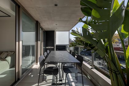 Mesa diseñada por el Estudio con tapa en Neolith. Sillas (Estudio TE).