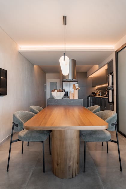 Mesa diseñada por el Estudio y ejecutada por El Mueble SRL. Sillas (Muro Interiorismo)
Artefacto de iluminación (Dimm)